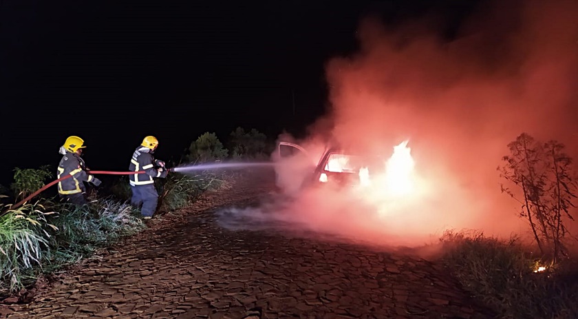 Automóvel fica destruído em incêndio na via de acesso à Linha Cerro Agudo