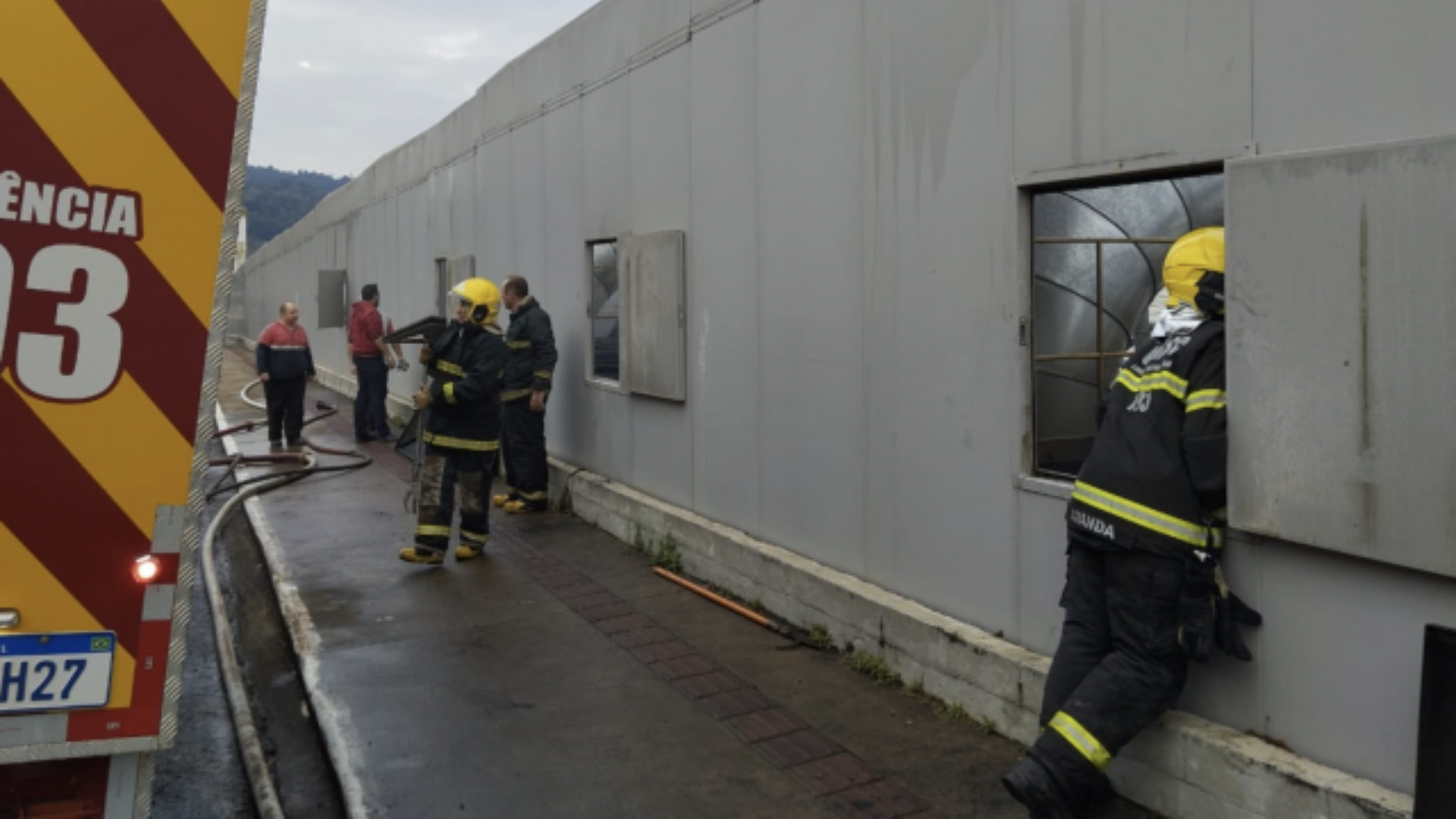 Incêndio de grandes proporções atinge fábrica de móveis