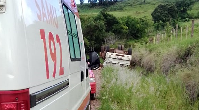 Após tombamento de veículo homem fica ferido na Linha Alegria