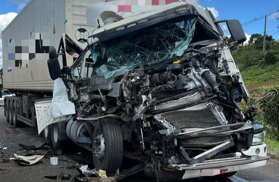 Colisão entre duas carretas é registrada na BR-282