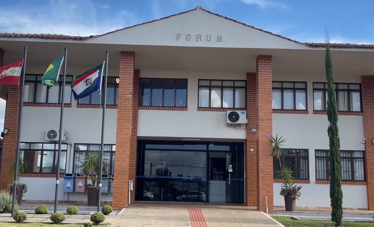 Homem é preso durante audiência no fórum por mandado judicial