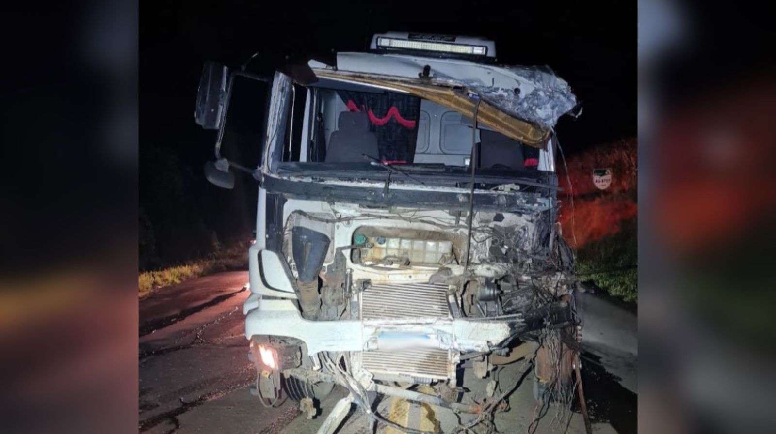 Acidente entre caminhões na PR-280 deixa pista interditada na madrugada desta sexta-feira