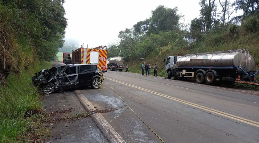 Jovem colide veículo em dois caminhões leiteiros e fica ferido na BR-282