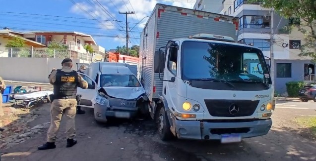 Homem fica preso dentro de veículo após colisão