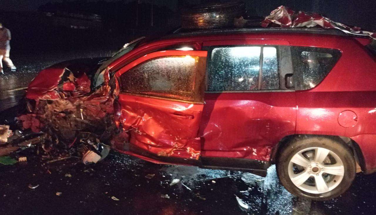Colisão envolve dois carros e caminhão na BR-158