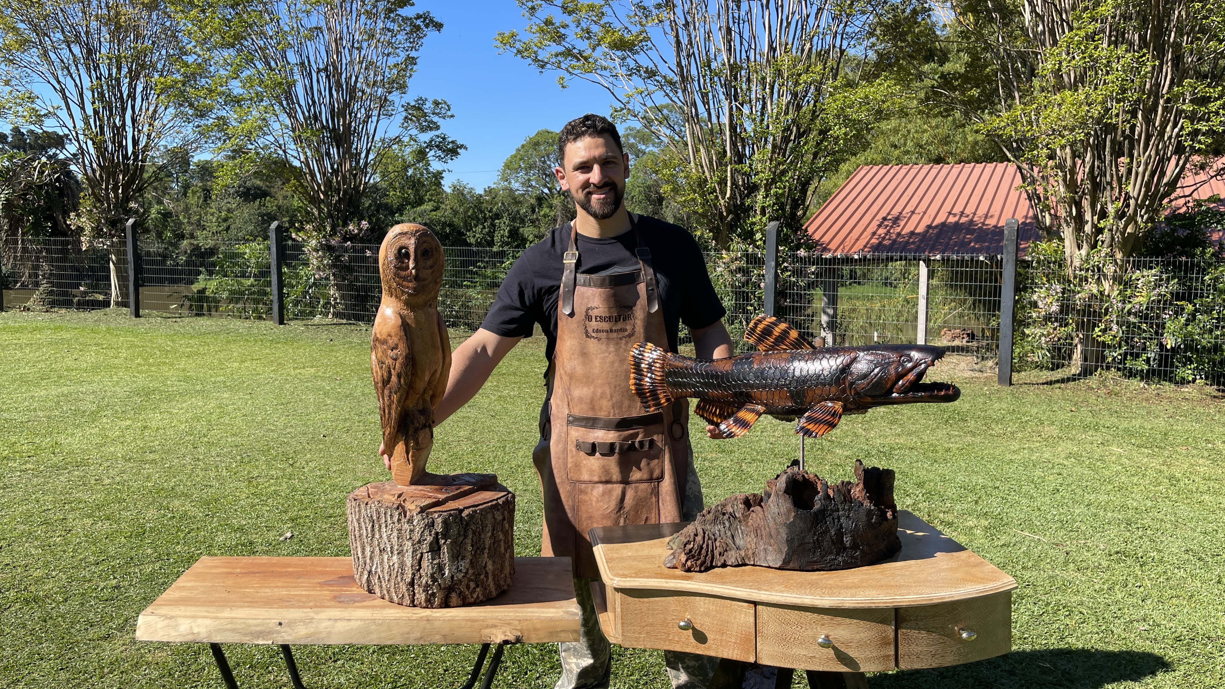 Do desenho à madeira: artista transforma troncos em esculturas de luxo
