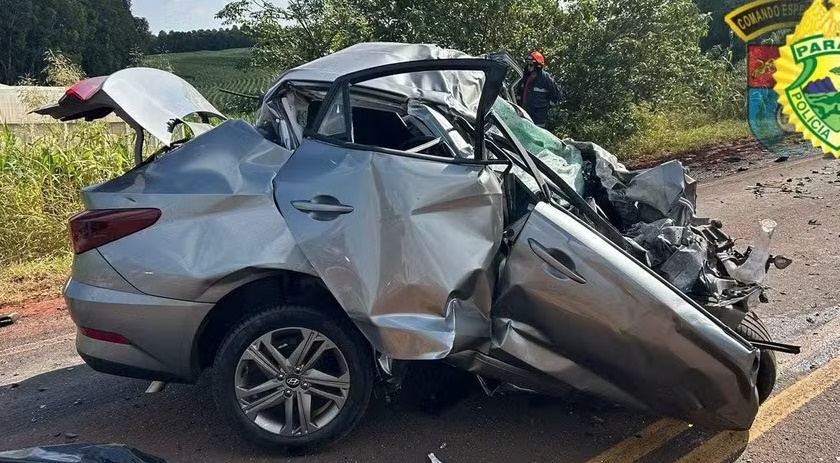 Motorista morre após batida frontal entre carro e caminhão na PR-090, em Alvorada do Sul