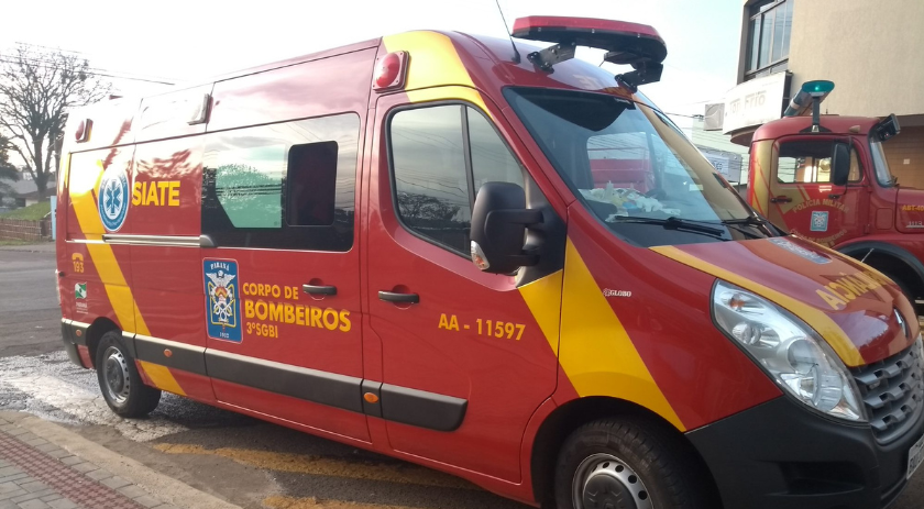 Entregador fica ferido após acidente entre carro e moto
