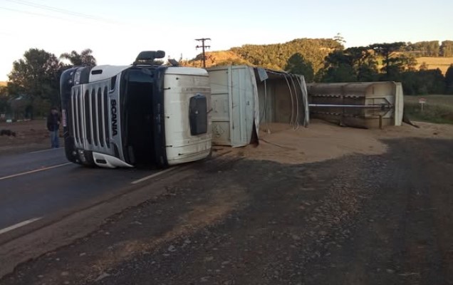 Caminhão que transportava trigo tomba na PR-562