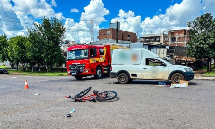 Ciclista fica ferido em colisão com picape no Bairro Jardim Peperi