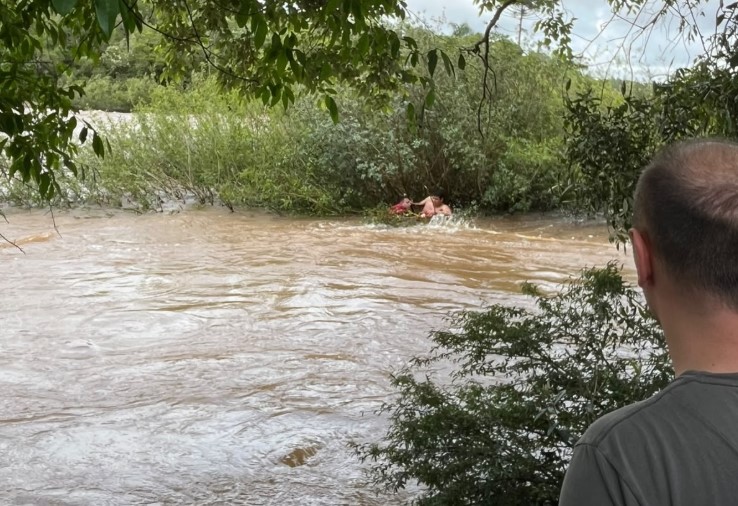 Homem é resgatado pelos bombeiros após ficar ilhado em correnteza no Rio Chapecó
