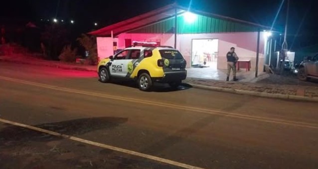 Homem é executado a tiros enquanto estava em bar