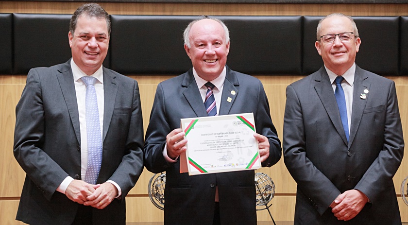ALESC entrega Certificado de Responsabilidade Social para Sicoob São Miguel