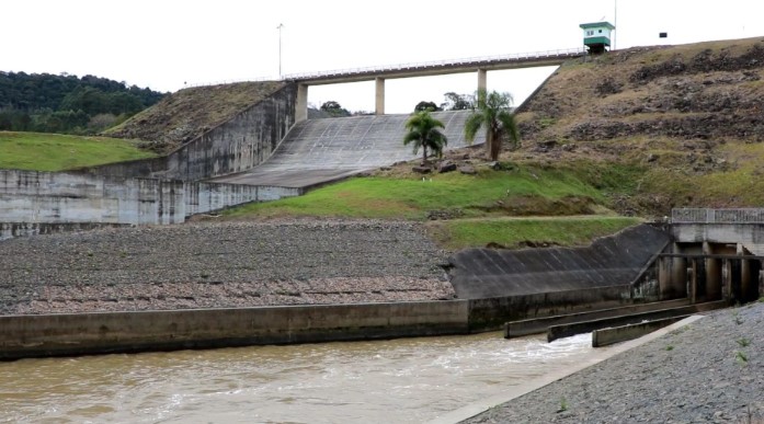 Rio atinge 4,5 metros e barragens de SC serão fechadas após alerta de chuva forte