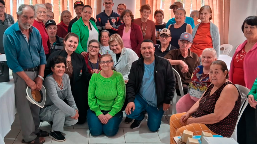 Encontro com idosos reforça cuidado e afeto no Bairro Três Fronteiras
