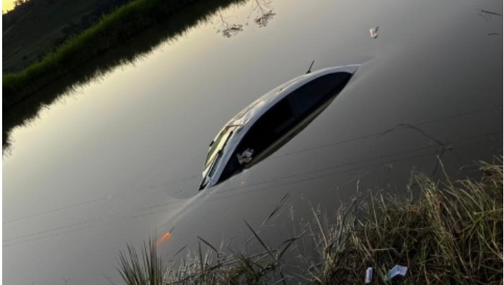 Carro sai da pista e cai em açude no interior