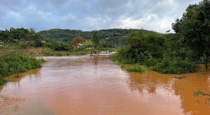 Tromba d’água atinge Bandeirantes, no interior do Paraná, e deixa 700 desabrigados