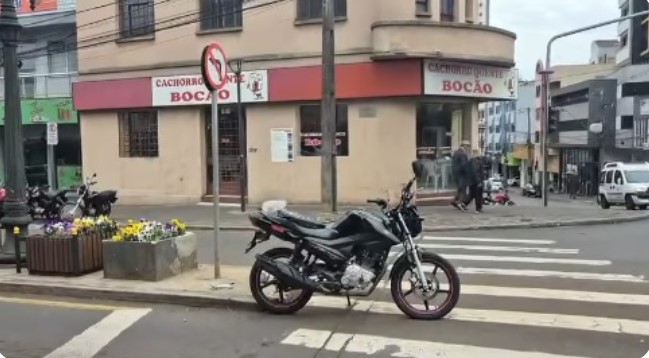 Dois feridos em colisão entre duas motocicletas e um automóvel