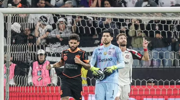 Flamengo vence o Corinthians de virada e se isola na liderança do Brasileirão