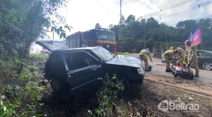 Casal é ejetado de veículo durante capotamento no trevo da Unisep