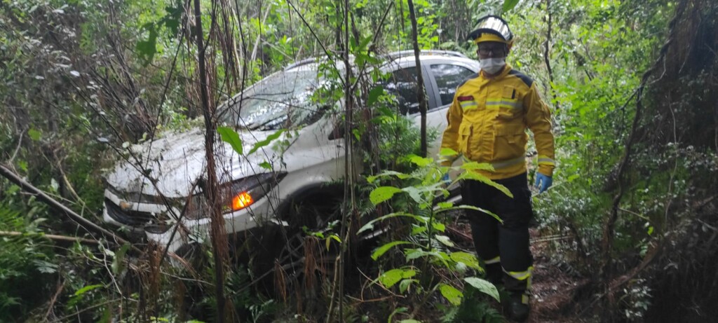 Duas pessoas ficam feridas após colisão entre carro e caminhão