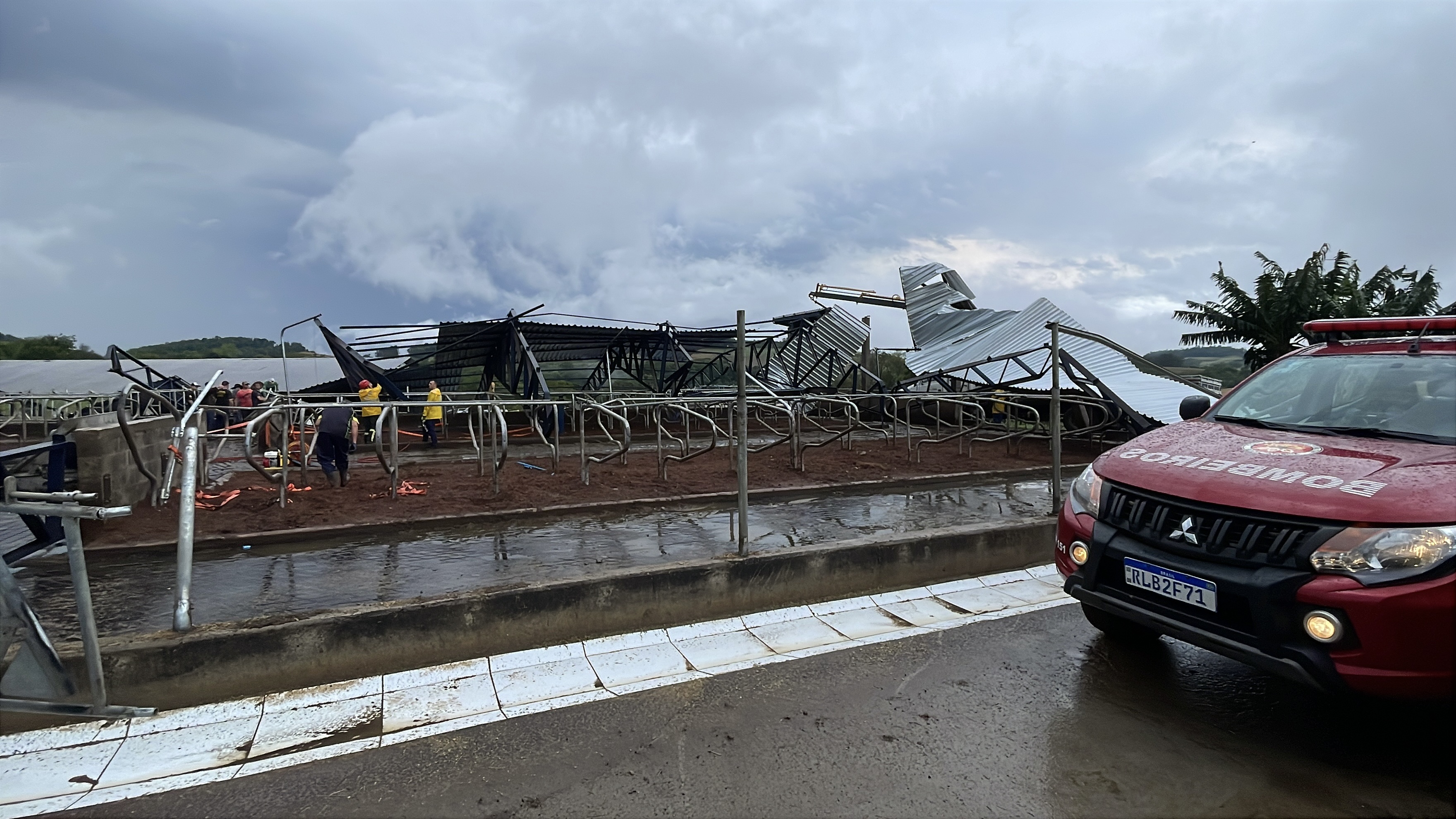 Vendaval arranca estrutura e deixa galpão de ordenha completamente destruído
