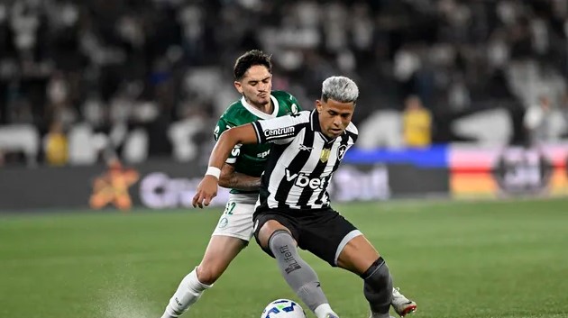 Palmeiras vence o Botafogo fora de casa e segue à caça pela liderança