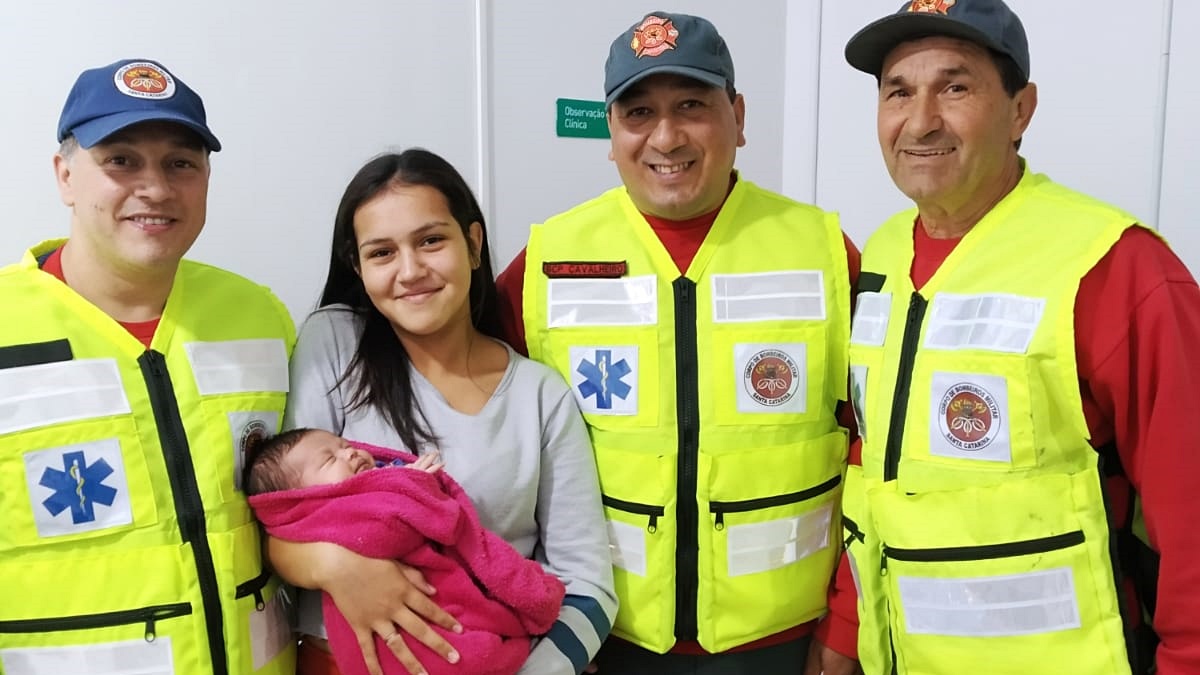 Bebê de 40 dias é salvo por bombeiros após se engasgar com leite materno
