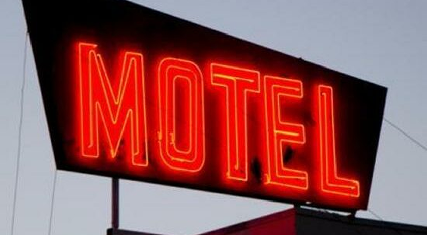 Homem leva mulheres para motel, tenta sair sem pagar e chama mãe para assumir dívida
