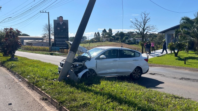 Carro colide em poste e interdita avenida