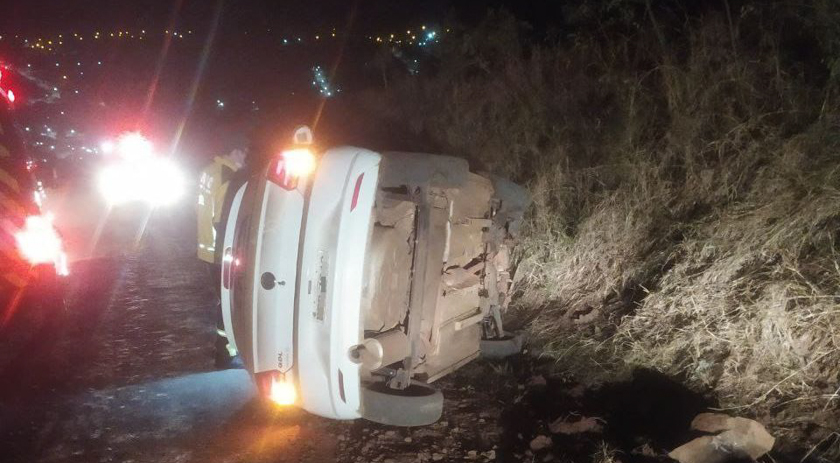 Carro sai da pista, colide contra barranco e motorista fica ferido em Saudades