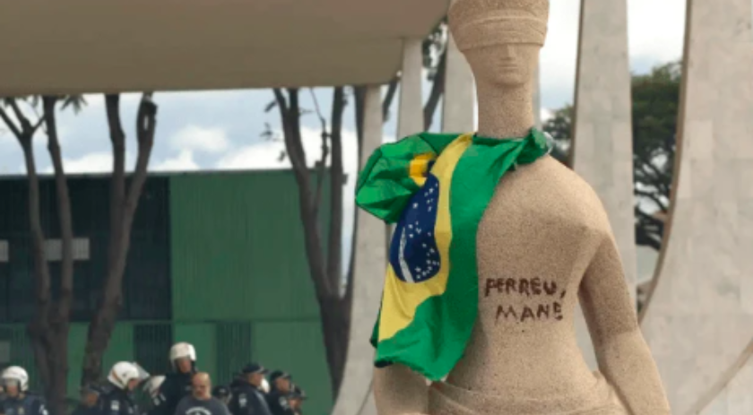 Moraes mantém condenação de mulher que pichou estátua da Justiça nos atos de 8 de janeiro