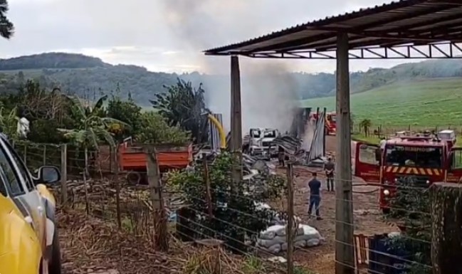 Fogo destrói barracão, caminhão e maquinário agrícola