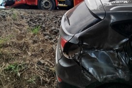 Carro sai da pista e colide com árvore na BR-282
