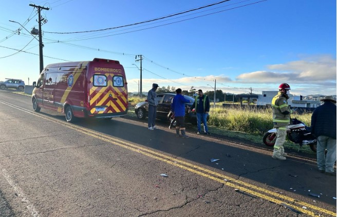 Dois feridos em colisão entre automóveis e motocicletas