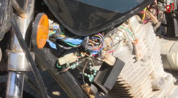 Motocicleta é apreendida em Foz do Iguaçu com fios do sistema elétrico amarrados com terço