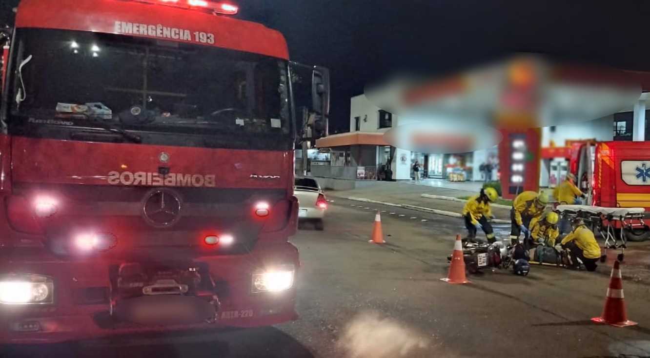 Motociclista sofre fratura exposta após colisão com carro no Centro