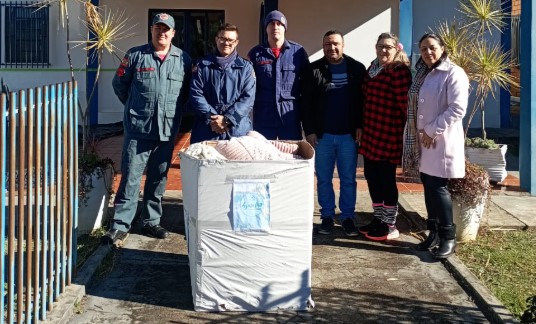 Corpo de Bombeiros realiza doação de cobertores para a campanha do agasalho
