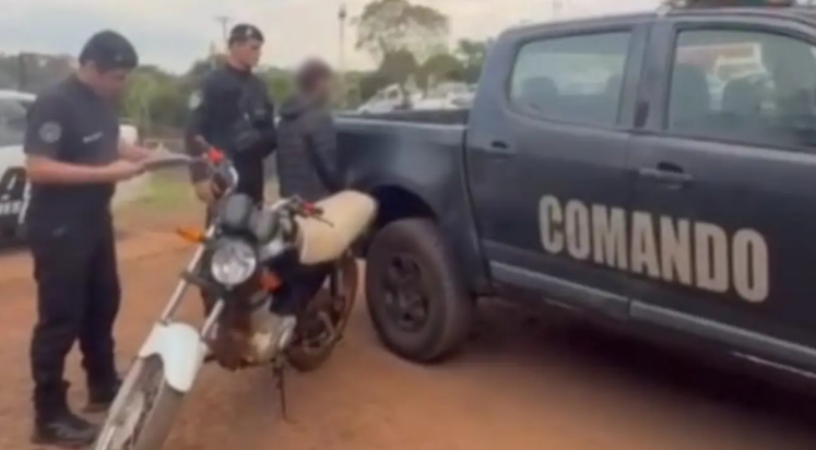 Jovem é preso após tentar fugir da polícia com moto adulterada