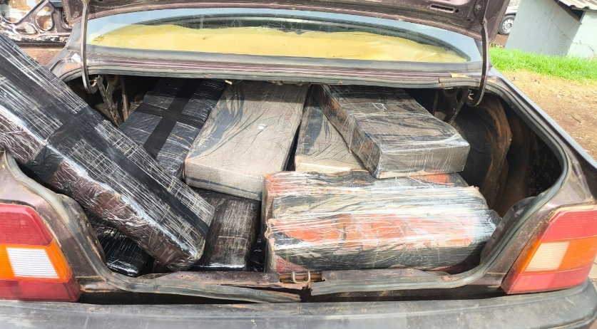 Homem é preso com 220 quilos de maconha após abandonar veículo em posto de combustíveis