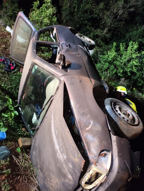 Motorista embriagado capota carro e é preso