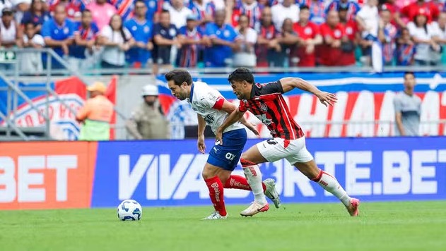 Bahia supera expulsão cedo, vence clássico e amplia série invicta sobre o Vitória