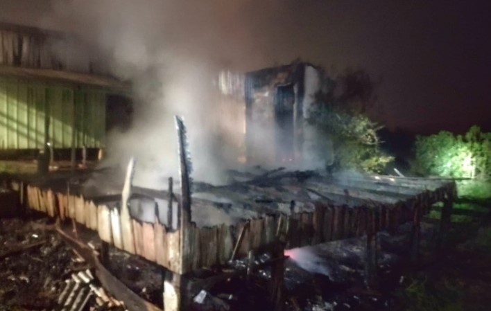 Casa de madeira fica destruída após incêndio e mobiliza bombeiros