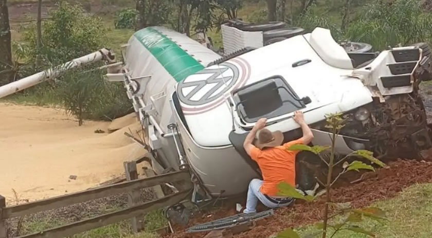 Caminhão carregado com ração tomba na PR-566