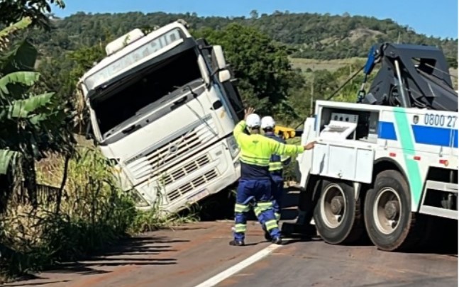 Acidente com caminhão interdita totalmente a BR-163