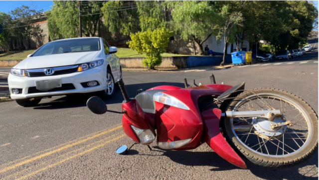 Motociclista fica ferida em colisão