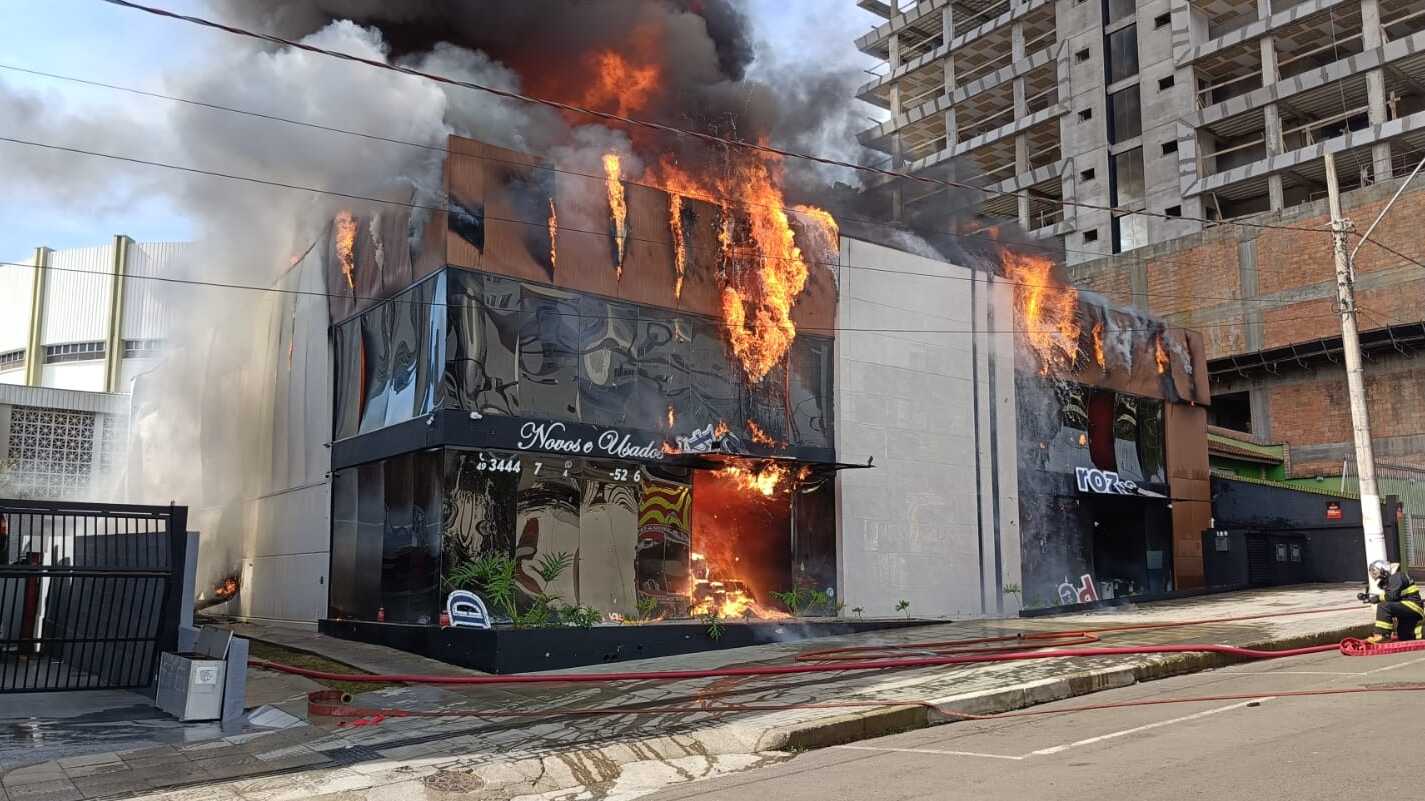 Incêndio mobilizou 24 bombeiros, que utilizaram 57 mil litros de água no combate às chamas