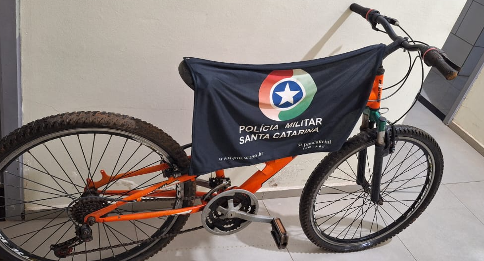 Polícia Militar recolhe bicicleta abandonada