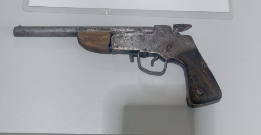 Jovem é preso com arma artesanal