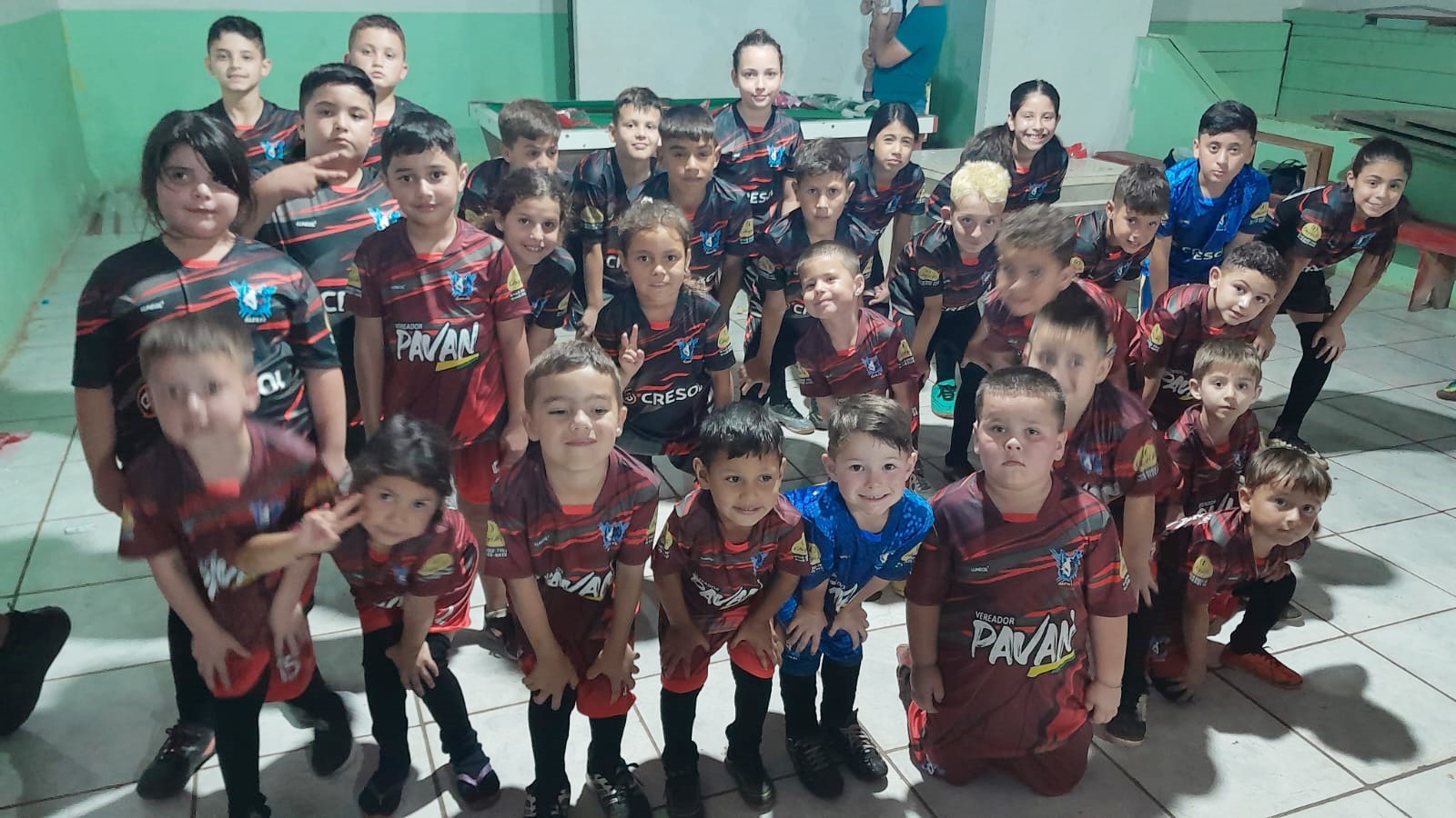 Crianças do projeto Alfa de futebol recebem uniformes